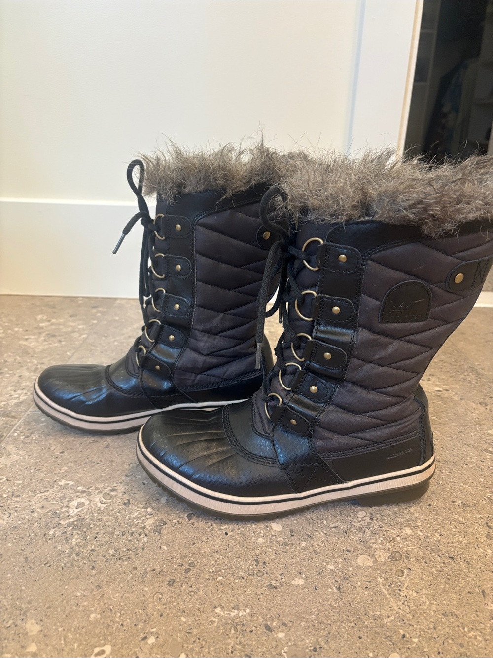 Sorel Women's Black Quilted Lace-Up Winter Boots with Faux Fur